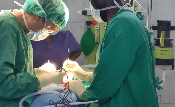 Image of Dr Aldo Rodriguez, Mexican surgeon in Gaza performing a  surgery. 