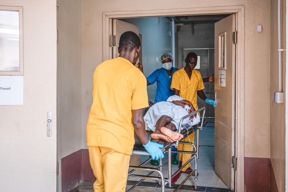 Paramedics are bringing a patient to the operating theatre for a caesarean section at the MSF-supported maternity ward specialised in complex pregnancies and deliveries, Community Hospital Centre (CHUC), Bangui, Central African Republic
