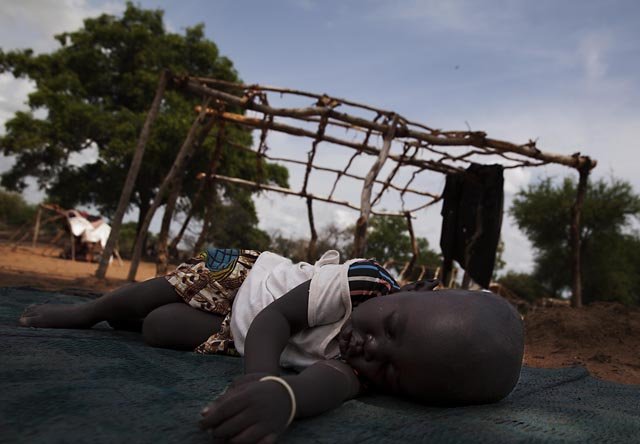A child sleeps in a camp for displaced people in the South Sudan's state of Northern Bahr el Ghazal. Photo: Anna Surinyach