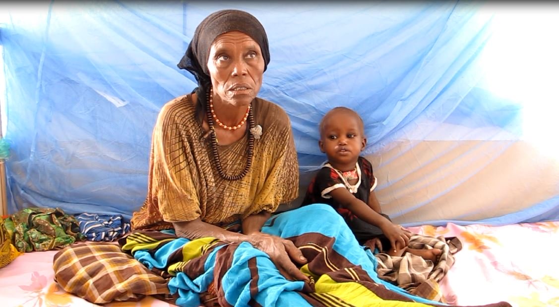 Hawsak with her grandmother Ansha in Fiq Hospital. Photo: Mesai Mitiku/MSF