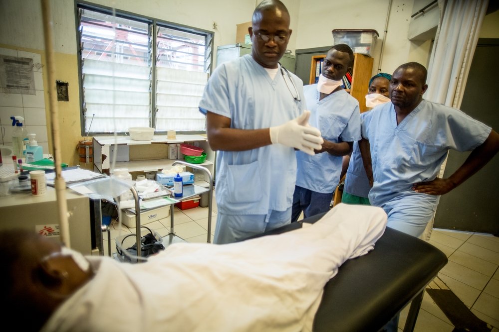Doctors treat a HIV positive patient in the DRC. Photo: Rosalie Colfs