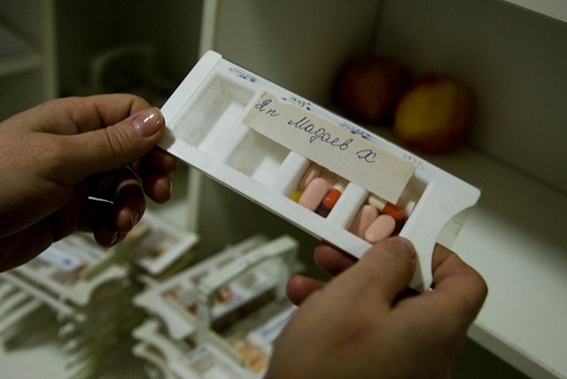 msf113073_medium.jpg Grozny Republican TB Dispensary. The nurse prepares a daily dose of drugs for a TB patient. Photo: Lana Abramova