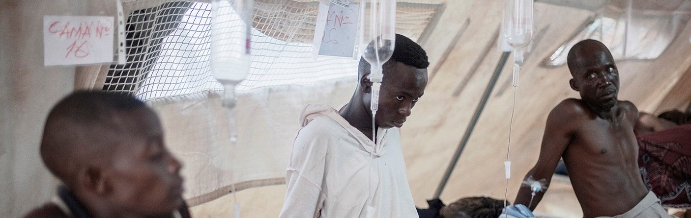 Cholera patients are treated at the MSF Cholera Treatment Center in Tete.Photo: Luca Sola