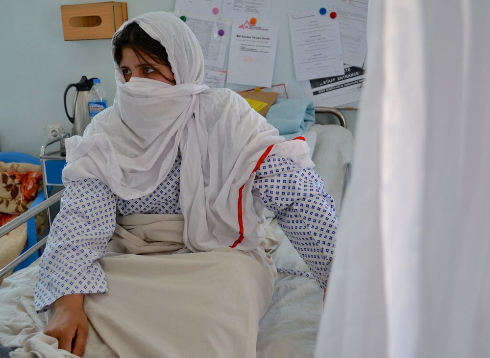 Bibi Aisha is 18. A bullet crossed her body while she was trying to flee the fighting in her village with her family. She was shot on the road in a truck. Photo: MSF