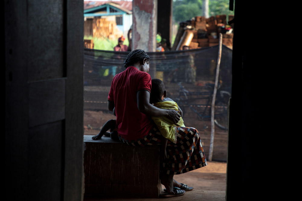 Mother with children at Measles emergency response at In addition to immunization, MSF has been managing complicated cases of measles at Bangabola General Hospital.