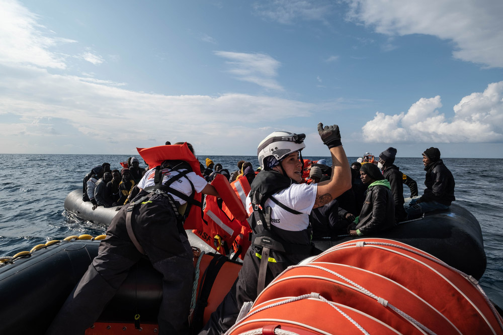 MSF Team handing out life jackets