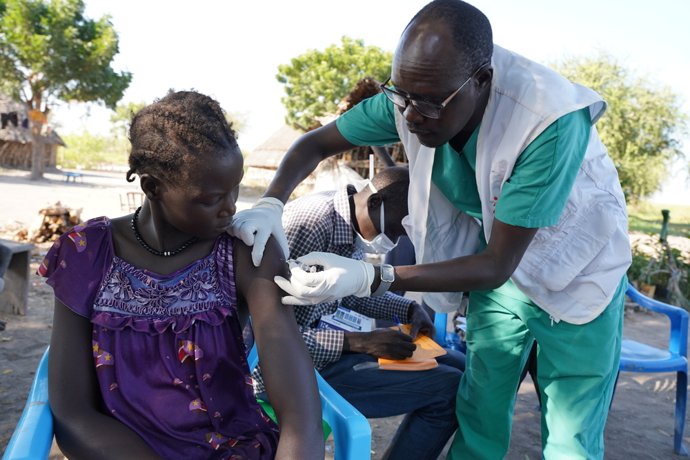 MSF Staff administers a hepatitis E vaccine on a patient in South Sudan