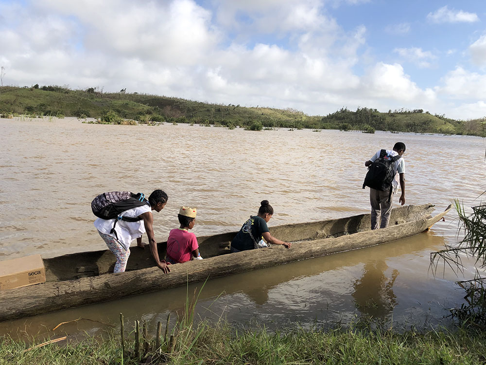 In total, it takes almost two hours to reach Mahatsara Iefaka from Mananjary. A first hour by car on tree-lined trails before reaching a river that can usually be forded. The water level has risen considerably since the passage of Batsirai and Emnati, so it is necessary to embark on a pirogue and then walk 2 km before reaching the commune of Mahatsara Iefaka.