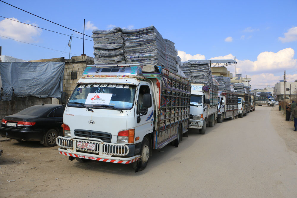 Truck convoy by MSF teams from Atmeh hospital