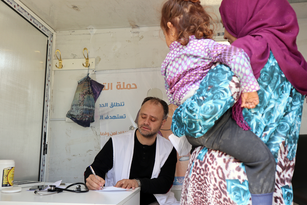 A mother and child speaking to one of our MSF teams for NFI distributions and water provision in various camps of Northwest Syria.