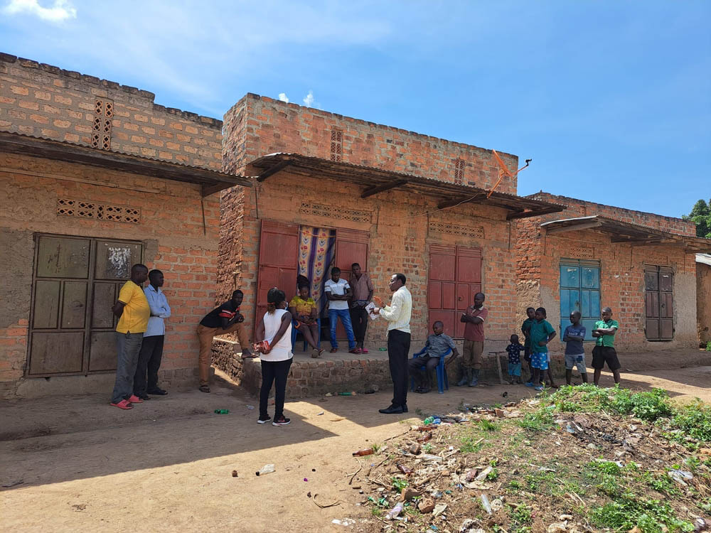 MSF Health Promoters explaining that IPC is a key part of any Ebola response
