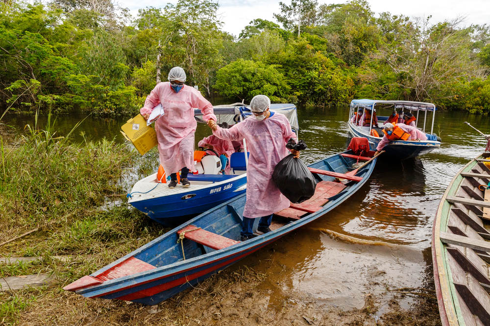 MSF teams leave the vessel of the primary healthcare boat to carry out routine screening and vaccination from house to hake Mirini, Brazilouse in