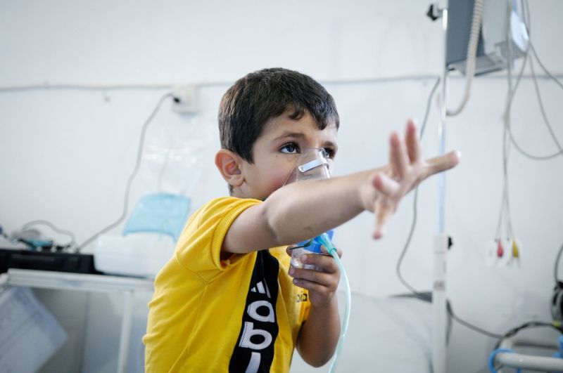 A boy with asthma receiving oxygen in the ER section of an MSF hospital in Syria