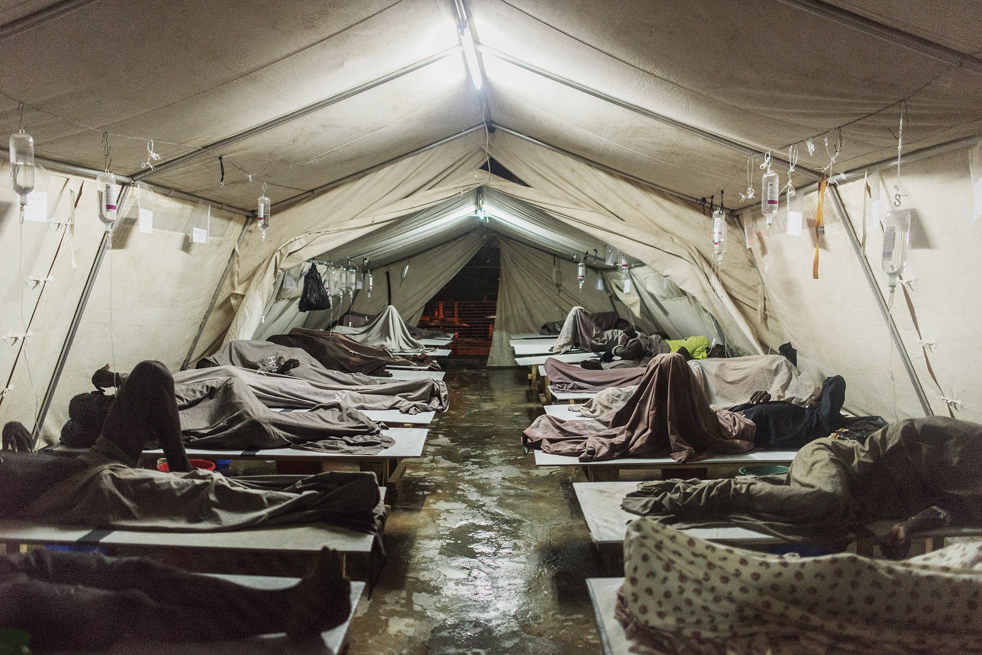 In the Tete cholera treatment center there has been an increasing influx of patients from Chimadzi, a large ‘bairro’ midway between urban slum and big village. Photo: Luca Sola