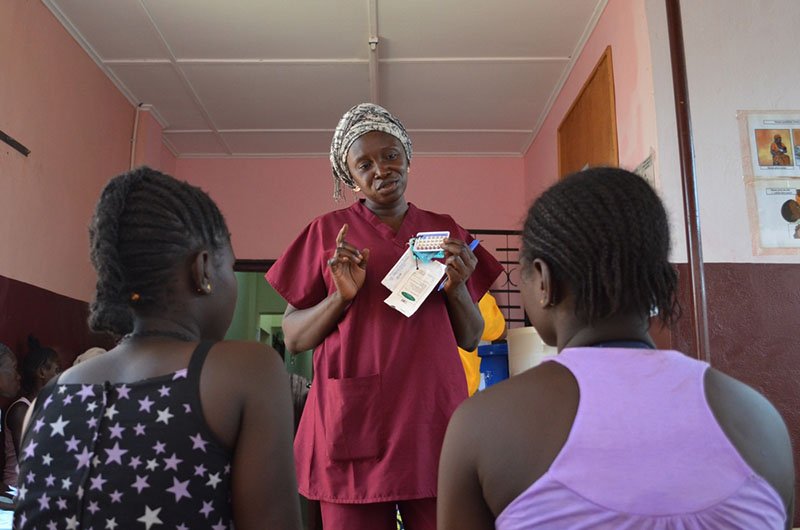 Safe abortion: Health promoter Adèle explains the methods of contraception available to women and couples at the Gbaya Ndombia maternity clinic in PK5, Bangui. 
