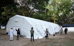 setting up the inflatable hospital