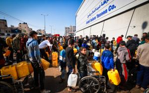 Palestinian residents queue for water in Gaza