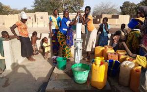 People collecting water in Eastern Burkina Faso