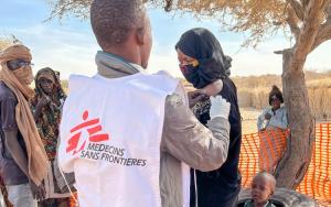 An MSF worker gives a woman a vaccination for diptheria in Niger, which was hit by epidemics and pandemics