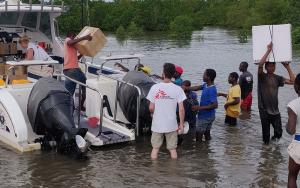 Unloading material for a small distribution in Bandar, Metuge District. While assessing the area, MSF took the opportunity to also provide ceterza. This product is used to clean water and make it potable again. 