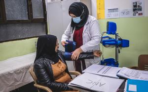 Mariam, 20 years old, lives in Mosul and is pregnant with her third child. She came to MSF’s Al Amal maternity to attend an antenatal care consultation. Here a midwife is checking her blood pressure “It’s my first time coming to this maternity”, she says. 