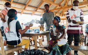 A picture of MSF staff assisting patients at Kenama Hospital in Sierra Leone.
