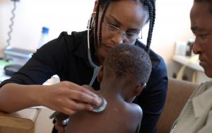 MSF staff member examining a child at Site B Ubuntu Clinic