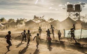 Children are playing in the Bidibidi camp in Uganda