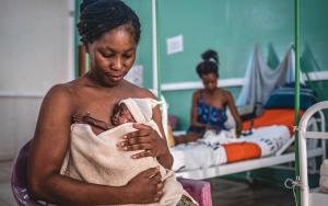 Stephanie Kamangomda, with her son Archange, born prematurely at 28 weeks, who remained in intensive care of the CHUC for 45 days. 