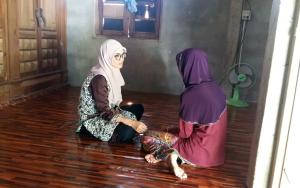 MSF staff at mental health center speaking with a peatient