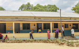 Muririmue health centre in Mozambique, roof reinforcement to withstand strong storms. 