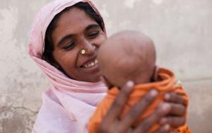 A woman smiles at her baby at the mobile clinic set up by MSF at Cattle Farm, district Jaffarabad, Balochistan, on 22 November 2018.