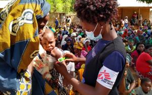 An MSF staff member measures a child’s middle-upper arm circumference to check for malnutrition in Meluco, in the northern Mozambican province of Cabo Delgado, 19 February 2021. 