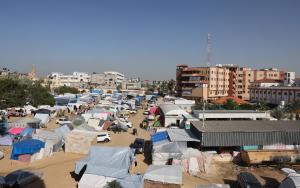 Hundreds of displaced people camp in temporary shelters in the vicinity of Nasser hospital, southern Gaza. Gaza Strip, Palestine