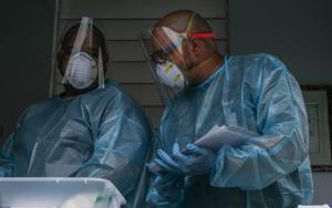 MSF physician Dr. Jonathan Caldera and MSF nurse Omar Martinez evaluate a patient during an in-home medical consultation in the community Buen Consejo in Rio Piedras, Puerto Rico. MSF’s home-based care model was designed to serve people who have little to no access to health care, including marginalized and isolated communities.