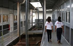 Picture of MSF staff walking through corridors of Kenema Hospital in Sierra Leone