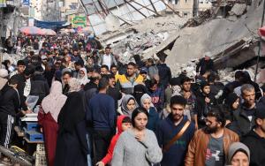 South Gaza. Streets of Rafah absolutely full of people building shelters.