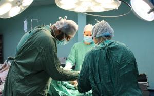 A patient injured by gunshot during the March of Return is being operated by MSF teams in Al Hawda Hospital