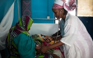 MSF staff member taking blood pressure of a patient in Timbuktu, Mali.