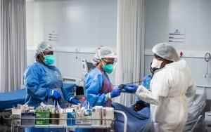 The rapid addition of inexperienced staff in an emergency situation, as happened in many hospitals during South Africa’s second COVID-19 wave, can produce challenges, which MSF witnessed first-hand in the field hospital at Ngwelezana Tertiary Hospital in northern KwaZulu-Natal. In this 113 bed COVID-19 facility MSF and Department of Health staff worked side by side from 11 January. To bring order to a potentially chaotic situation, the appointment of an experienced nurse activity manager to organize the fac