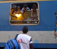 The MSF teams worked through Sunday night and during the whole of Monday until the last train departed. Despite the difficult circumstances, the teams managed to assist about 500 refugees.