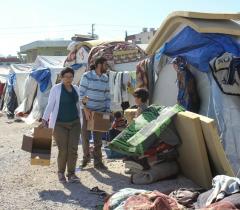 MSF staff delivering medical supplies in Akcakale camp in Turkey