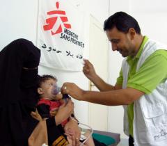 MSF staff paediatric nurse in a consultation with a mother and child