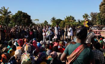 MSF driver and logistician, Jamal Gonçalves, explains what is in MSF’s relief items kits to newly displaced families in Mumane, a community near the city of Montepuez.