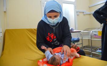 MSF pediatrician Monica Costeira examining a patient who is visiting for a follow-up check-up at the neonatal unit of Al-Qanawis mother and child hospital in Hodeidah, Yemen. 