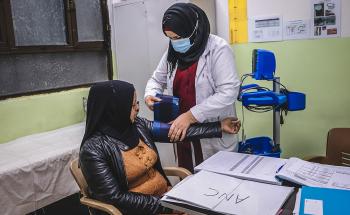 Mariam, 20 years old, lives in Mosul and is pregnant with her third child. She came to MSF’s Al Amal maternity to attend an antenatal care consultation. Here a midwife is checking her blood pressure “It’s my first time coming to this maternity”, she says. 