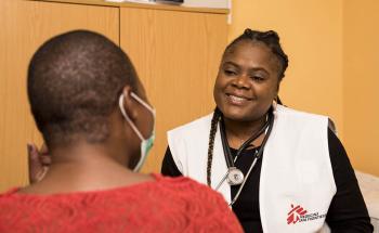 A doctor consults a patient in Michael Mapongwane Community Health Centre’s HIV/TB unit in Khayelitsha, Western Cape, where MSF works alongside the health ministry to provide a range of integrated HIV TB services. 