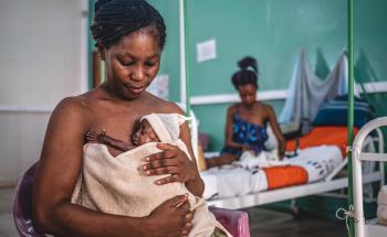 Stephanie Kamangomda, with her son Archange, born prematurely at 28 weeks, who remained in intensive care of the CHUC for 45 days. 