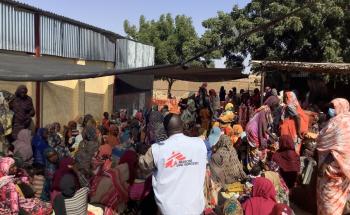 View of mother and child waiting at MSF clinic in Zamzam camp, 15 km from El Fasher, North Darfur, Sudan. 