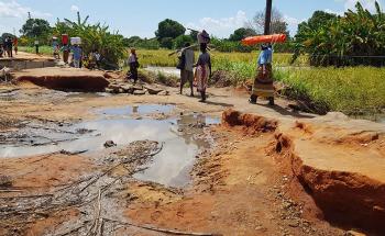 The road to Metuge is heavily damaged due to the cyclone and rains, making some areas difficult to reach by car and with equipment 